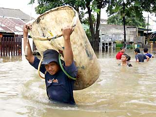 020307_indonesia_floods3