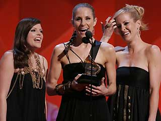 021107_dixiechicks_award